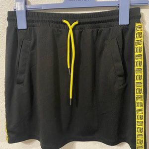 Forever 21 Skirt
Color: Black with yellow
Size: Medium